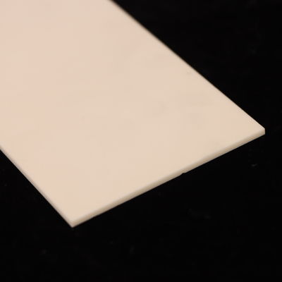 قوة العزل الكهربائي 18-20 كيلو فولت/مم أكسيد الألومنيوم الخزفي للأداء وقوة الضغط 3000 ميجا باسكال