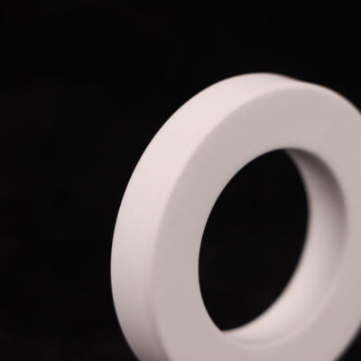 ثابت كهربائي 96 أكسيد الألومنيوم تركيبة سيراميكية بيضاء ذات قوة ضغط أكبر من 3000 MPa مناسبة للإلكترونيات