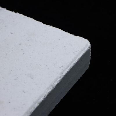 المقاومة الجيدة للصدمات الحرارية أرفف المواقد الكوروندومية المقاومة لدرجات الحرارة تصل إلى 1700 درجة مئوية والسمك المخصص لأثاث المواقد