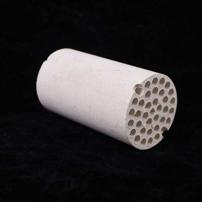 الكثافة 3.75 إلى 3.9 جرام لكل سنتيمتر مكعب من سيراميك أكسيد الألومنيوم، قوة الانضغاط تزيد عن 3000 ميجا باسكال، قوة الانحناء 200 إلى 400 ميجا باسكال