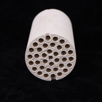 الكثافة 3.75 إلى 3.9 جرام لكل سنتيمتر مكعب من سيراميك أكسيد الألومنيوم، قوة الانضغاط تزيد عن 3000 ميجا باسكال، قوة الانحناء 200 إلى 400 ميجا باسكال