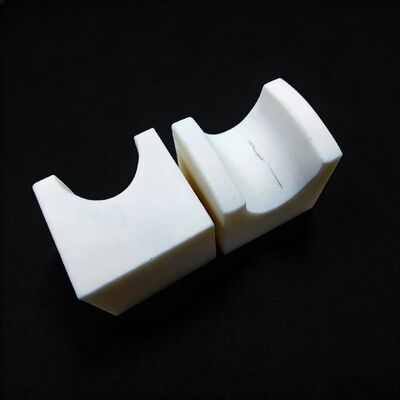 يونغز مودولوس 200 إلى 400 جي بي إيه الألومينا السيراميكية توفير قوة كهربائية 18 إلى 20 كيلو فولت ملم للمكونات عالية المتانة